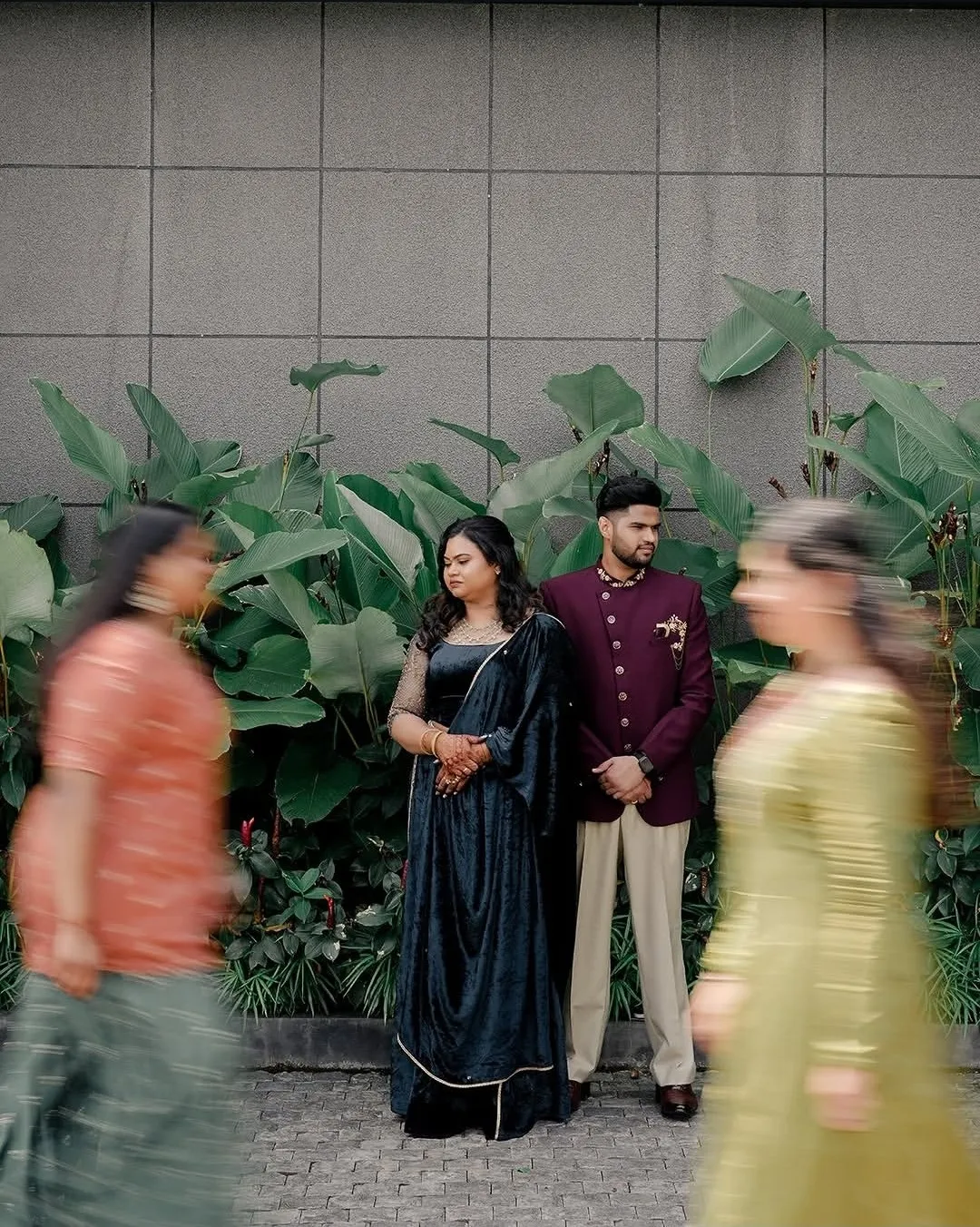 Between the leaves — Couple portrait by Ybrain Photography